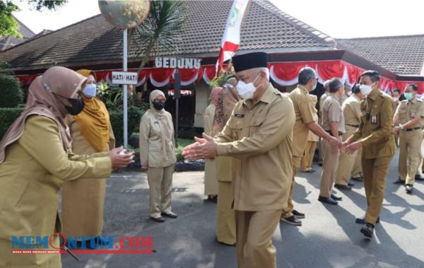 Bupati Sanusi Pimpin Apel dan Serahkan SK Purna Tugas 45 PNS Kabupaten Malang