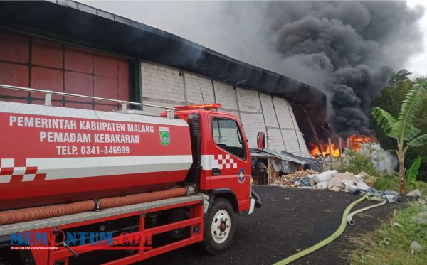 Pabrik Kertas Pandanlandung Malang Terbakar