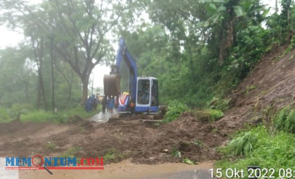 Tanah Longsor Hambat Arus Lalu Lintas Jalan Raya Malang-Lumajang