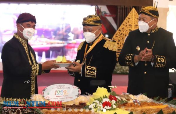 Kenakan Baju Khas Malangan, Bupati Sanusi Pimpin Peringatan Hari Jadi Kabupaten Malang