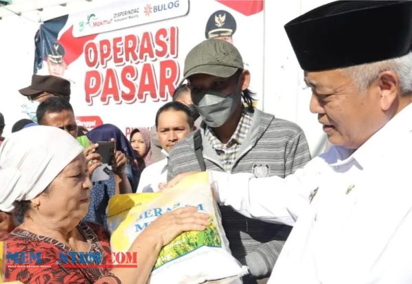 Tekan Inflasi, Bupati Malang bersama Forkopimda Gelar Operasi Pasar dan Beri Migor Gratis