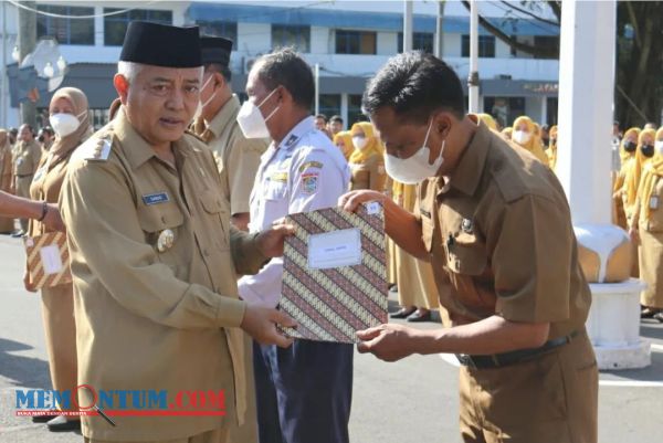 Pimpin Apel Pagi, Bupati Sanusi Beri SK Pensiun dan Kenaikan Pangkat untuk 837 PNS Pemkab Malang